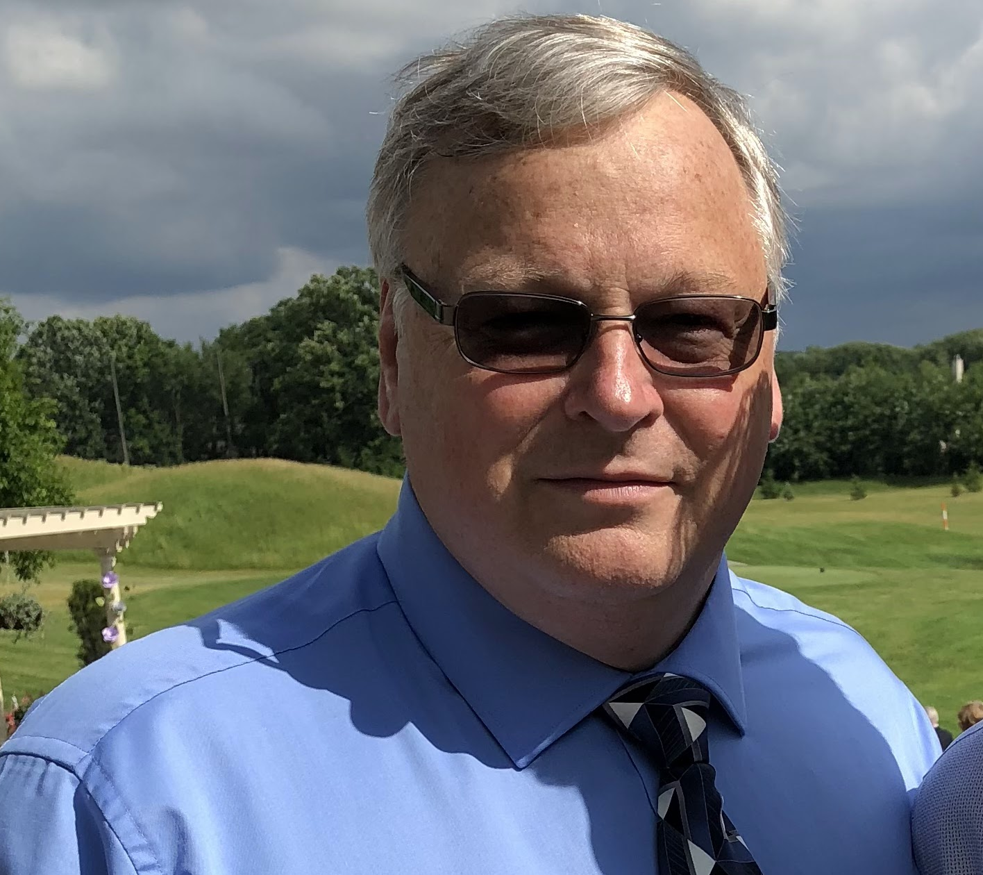 A picture of an older man wearing glasses